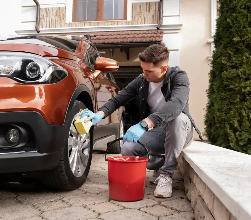 Lavage auto à domicile Plan-d'Orgon : professionnel intervenant sur un véhicule